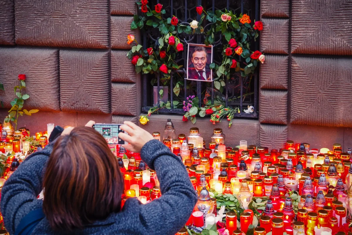 shutterstock_1521486053-2 | TVGURU.cz Svíčky kolem fotografie Karla Gotta