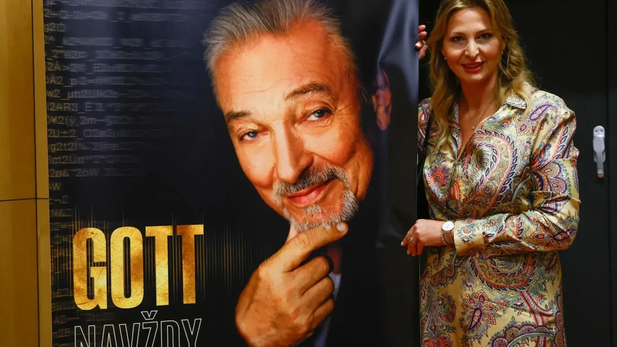 Ivana Gottová stojí u obrazu s Karlem Gottem.