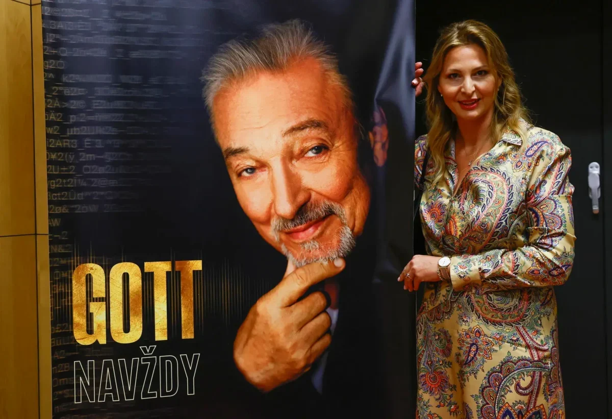 Ivana Gottová stojí u obrazu s Karlem Gottem.