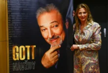 Ivana Gottová stojí u obrazu s Karlem Gottem.