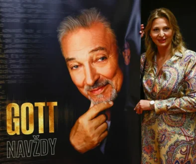 Ivana Gottová stojí u obrazu s Karlem Gottem.