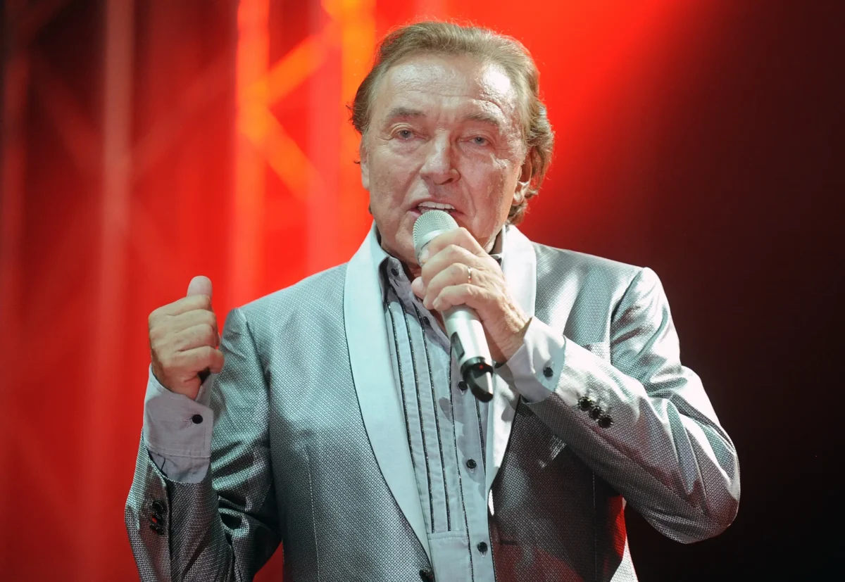 shutterstock_356238056-2 | TVGURU.cz Karel Gott zpívá.