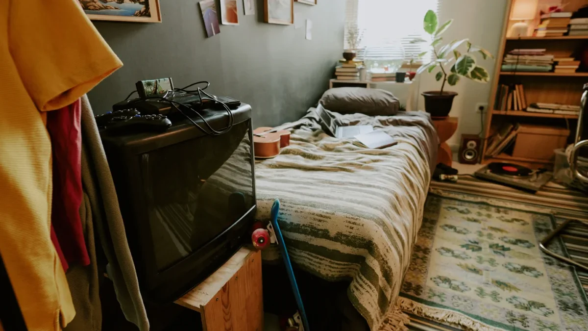 Retro ložnice s televizí