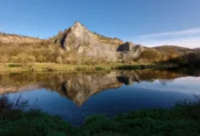 skalní útvar s jezerem při západu Slunce, v podzimním období