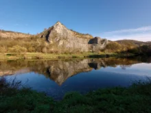 skalní útvar s jezerem při západu Slunce, v podzimním období