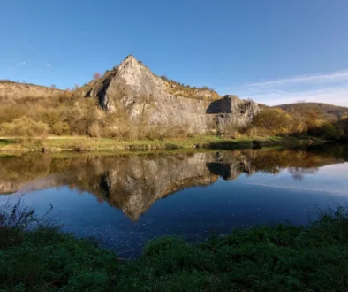 skalní útvar s jezerem při západu Slunce, v podzimním období