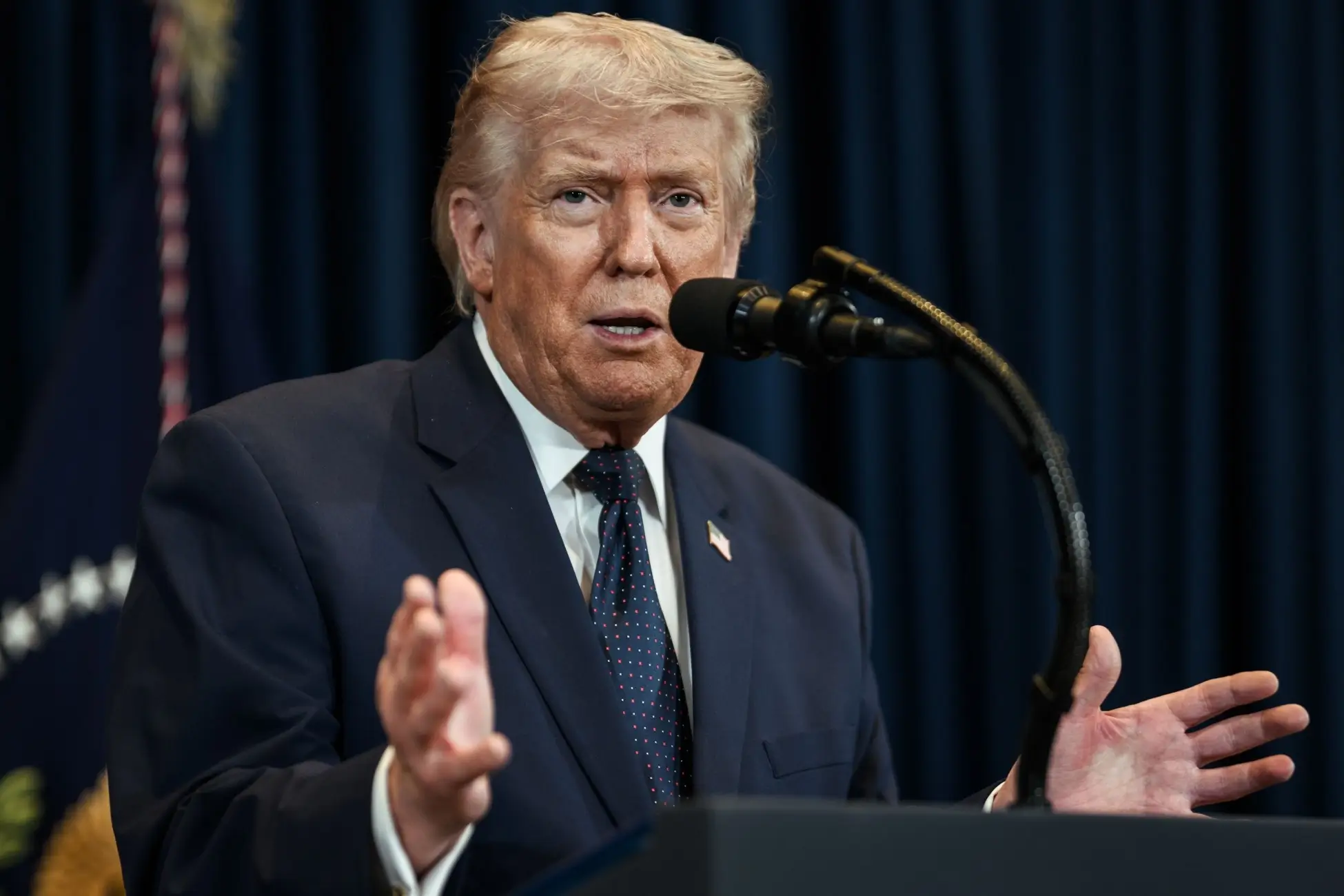 Shutterstock_2757926535 | TVGURU.cz Donald Trump mluví.