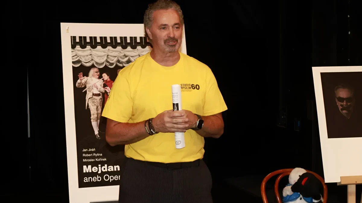 Martin Dejdar vystupuje.
