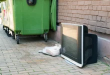 U popelnice leží televize.