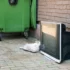 U popelnice leží televize.