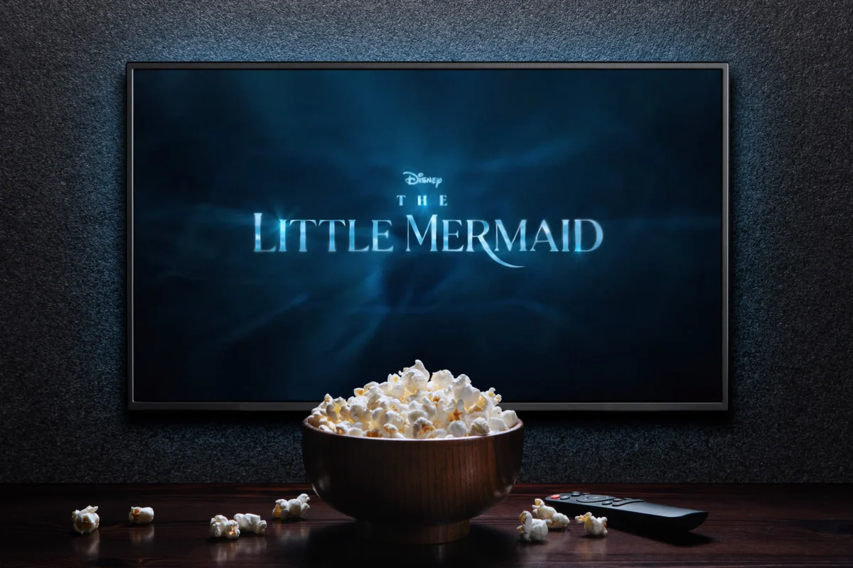 Televizní obrazovka s filmem Malá mořská vína a popcornem na stole