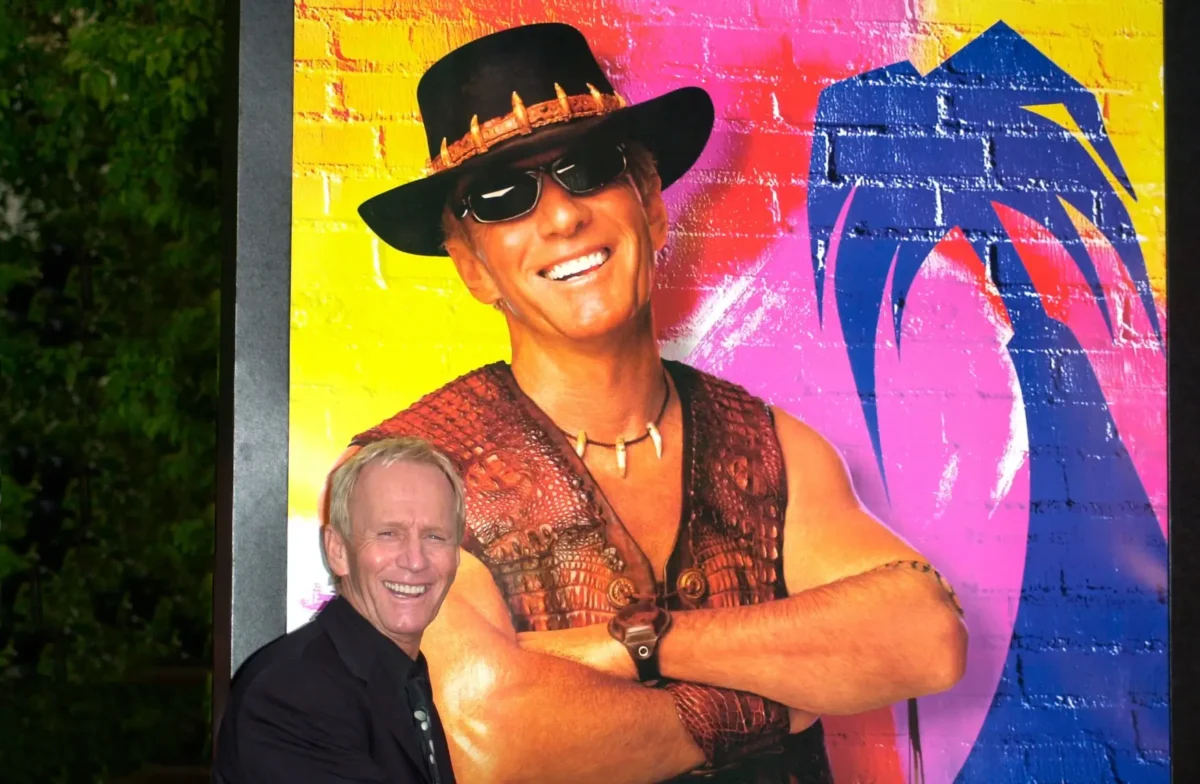 Paul Hogan s podobiznou Krokodýla Dundee