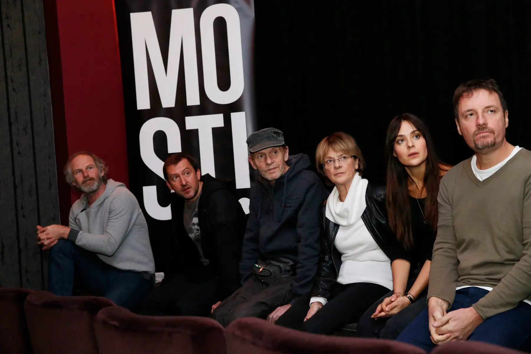 Aktéři seriálu Most při novinářské projekci v roce 2018 | TVGURU.cz Aktéři seriálu Most při novinářské projekci v roce 2018 - např. Hofmann. Medvecká, Schmitzer
