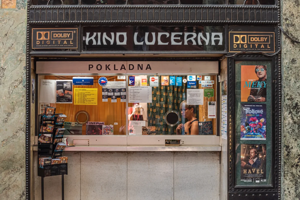shutterstock_1873983862-2 | TVGURU.cz Pokladna kina Lucerna