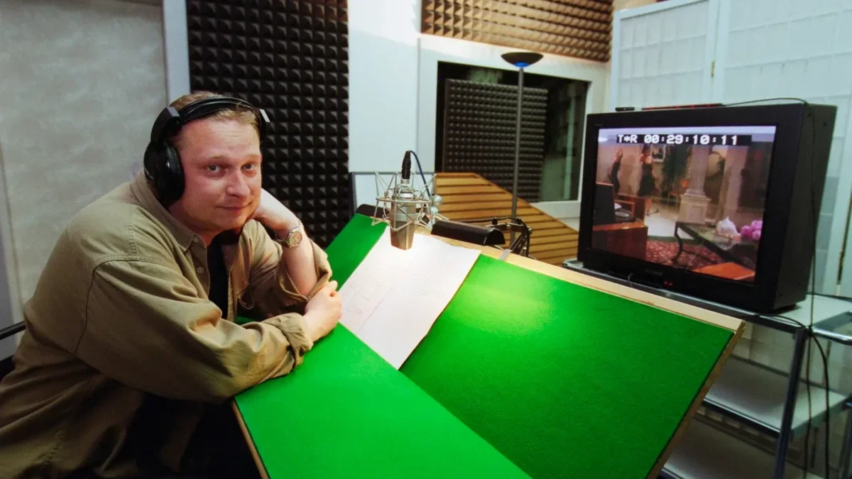 Pavel Vondra sedí ve studiu.