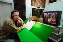 Pavel Vondra sedí ve studiu.