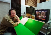 Pavel Vondra sedí ve studiu.