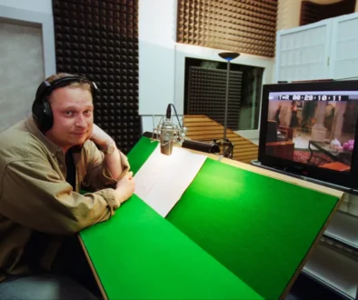 Pavel Vondra sedí ve studiu.