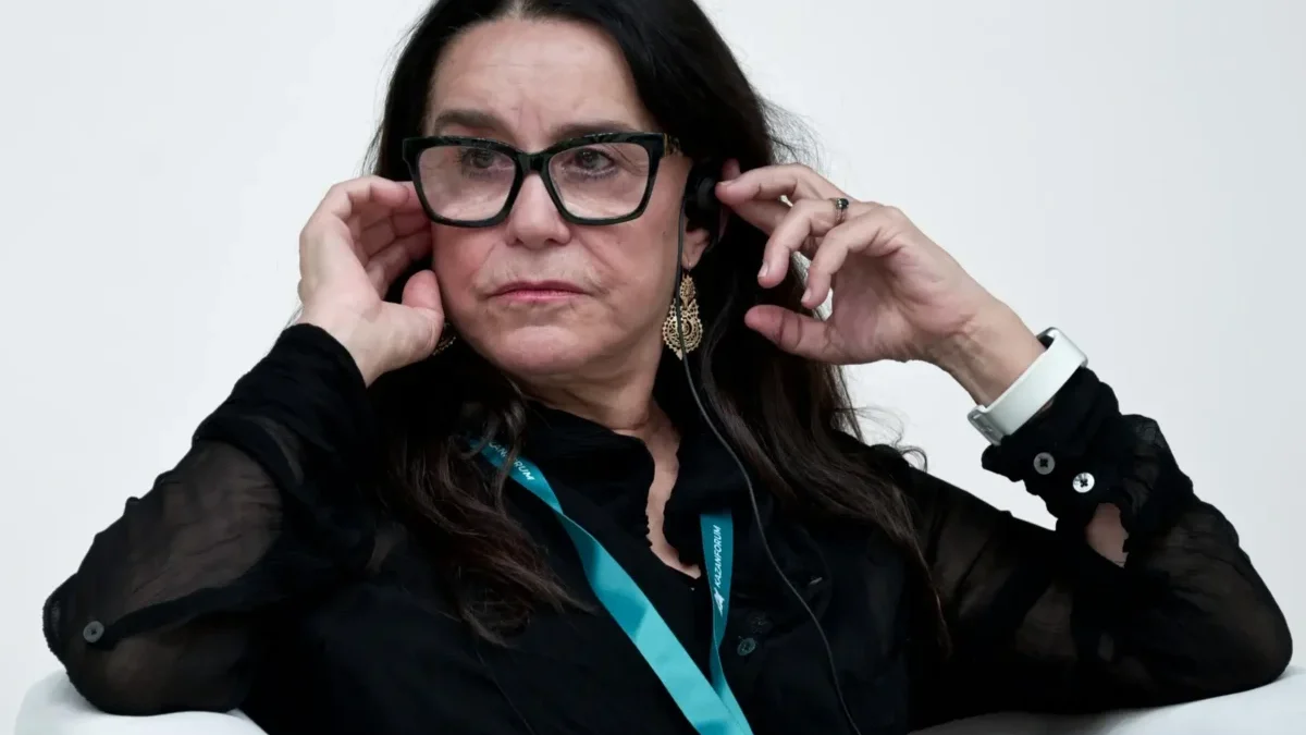 Lucélia Santos má ruce u hlavy.