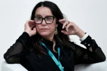 Lucélia Santos má ruce u hlavy.