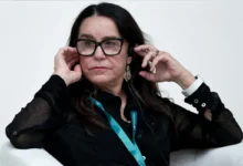 Lucélia Santos má ruce u hlavy.