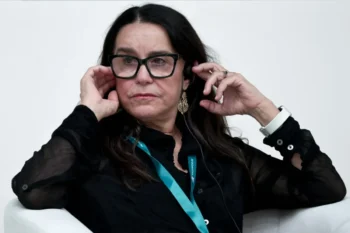 Lucélia Santos má ruce u hlavy.