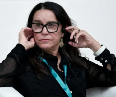 Lucélia Santos má ruce u hlavy.