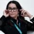 Lucélia Santos má ruce u hlavy.