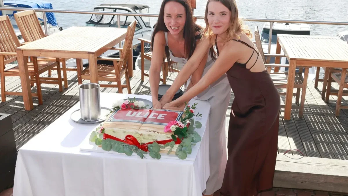 šárka vaculíková a sandra nováková krájejí dort