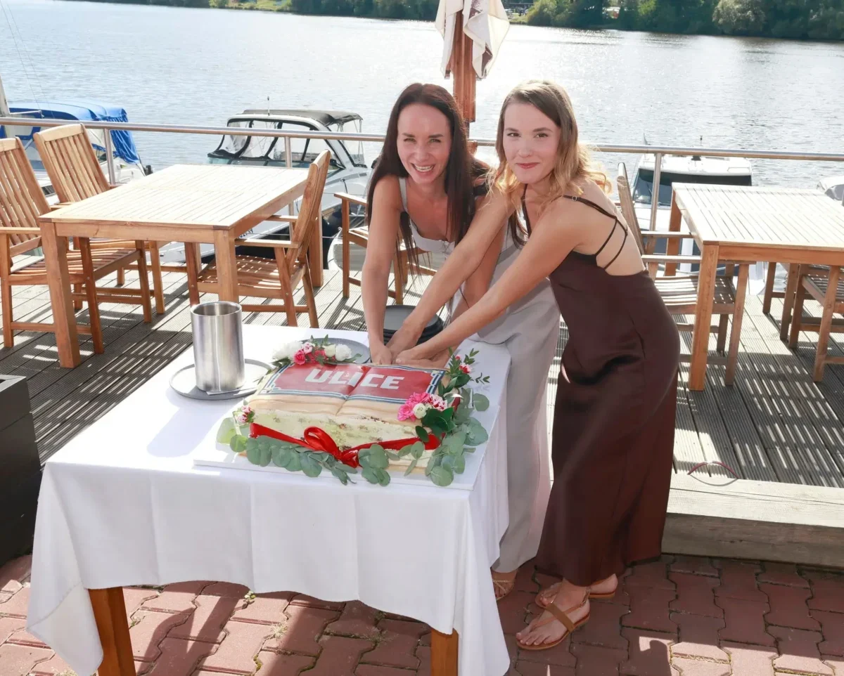 šárka vaculíková a sandra nováková krájejí dort