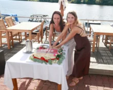 šárka vaculíková a sandra nováková krájejí dort