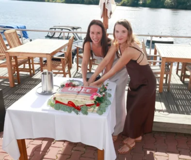šárka vaculíková a sandra nováková krájejí dort