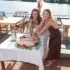 šárka vaculíková a sandra nováková krájejí dort