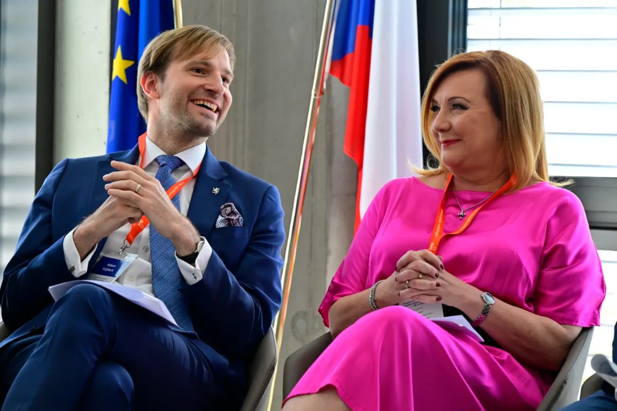 Schillerová je důkazem, že růžová sluší i ženám po padesátce. Zdroj: Profimedia | TVGURU.cz Adam Vojtěch a Alena Schillerová.