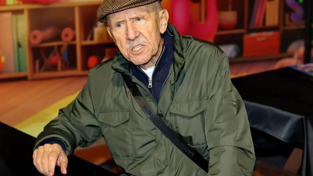 Petr Nárožný se tváří vážně.