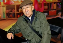 Petr Nárožný se tváří vážně.