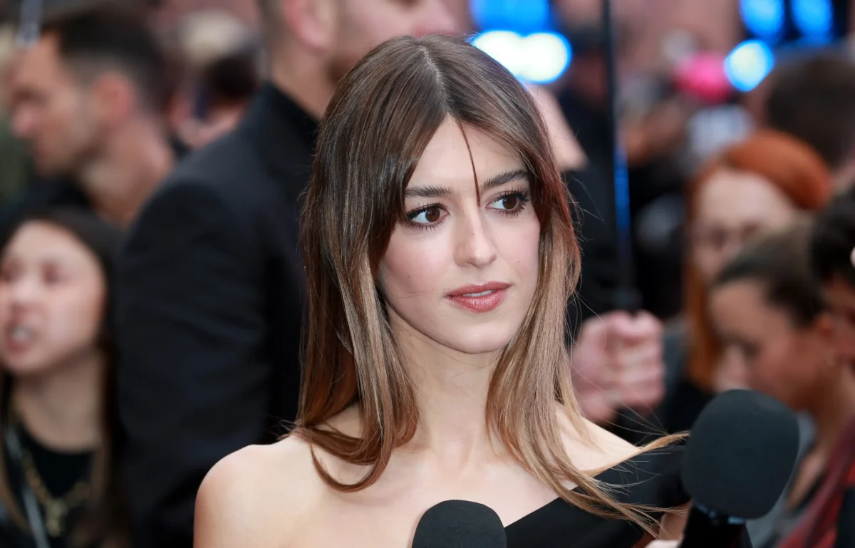 shutterstock_2486372503-2 | TVGURU.cz Daisy Edgar-Jones se dívá do strany.