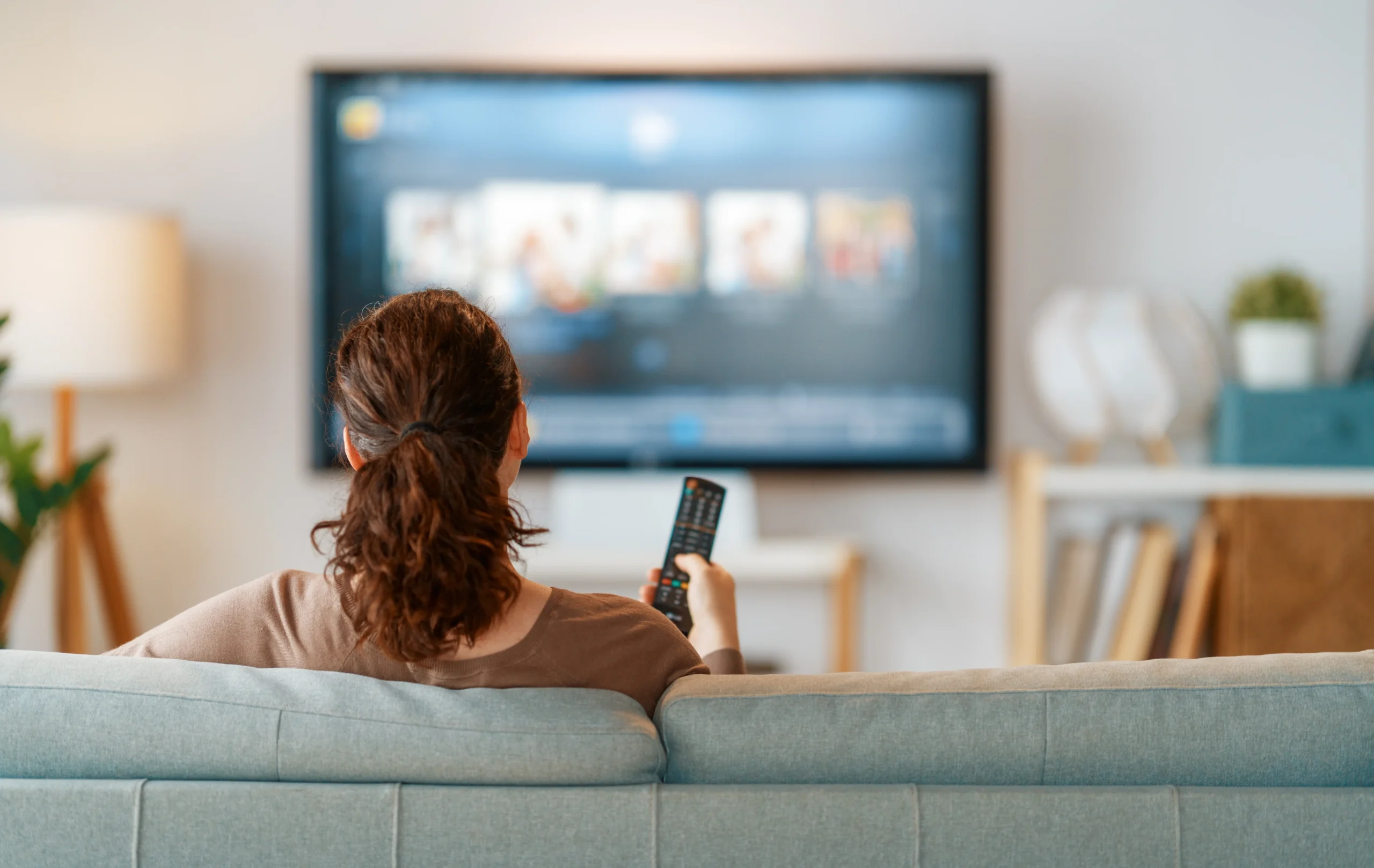 sledování televize | TVGURU.cz Žena sedí u televize.