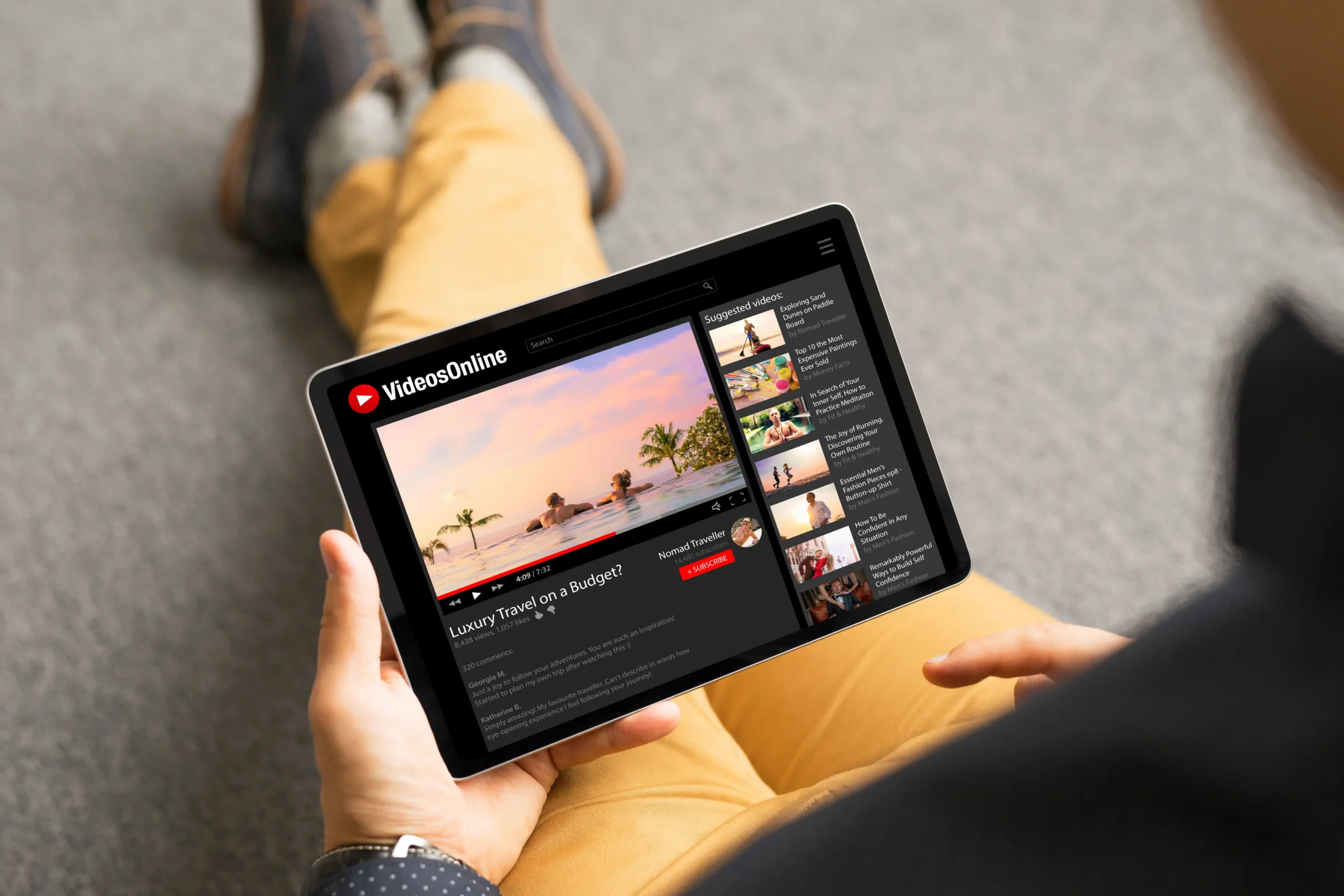 shutterstock_1924136048-2 | TVGURU.cz Člověk sleduje videa na tabletu.