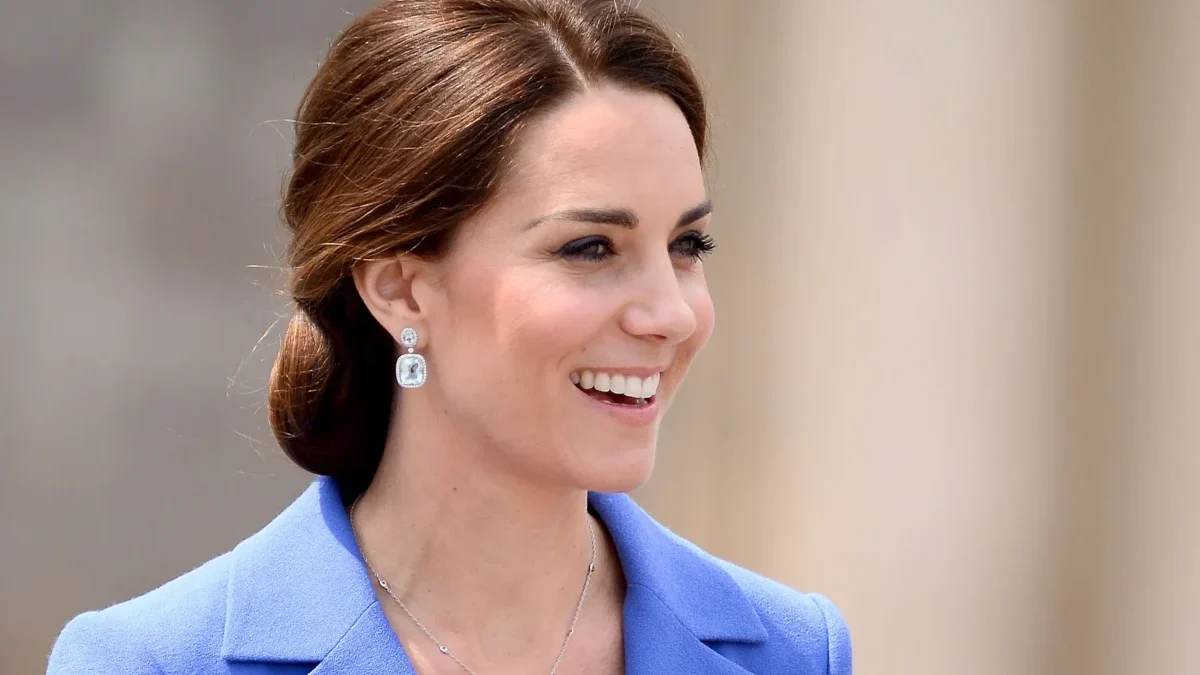 Princezna Kate se směje.