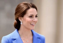 Princezna Kate se směje.