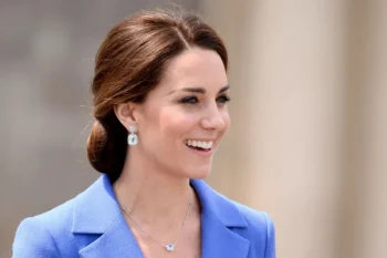 Princezna Kate se směje.