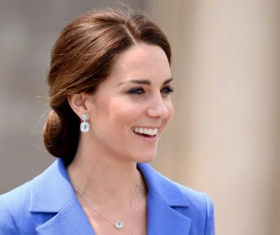 Princezna Kate se směje.