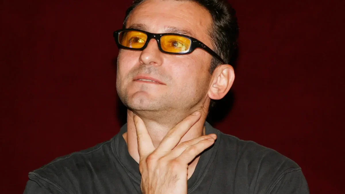 Ondřej Vetchý se tváří vážně.