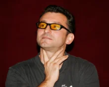Ondřej Vetchý se tváří vážně.