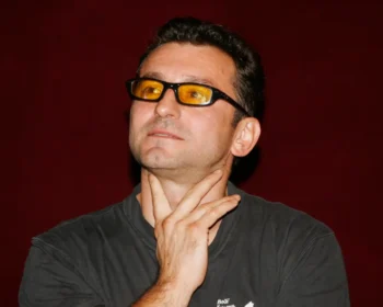 Ondřej Vetchý se tváří vážně.