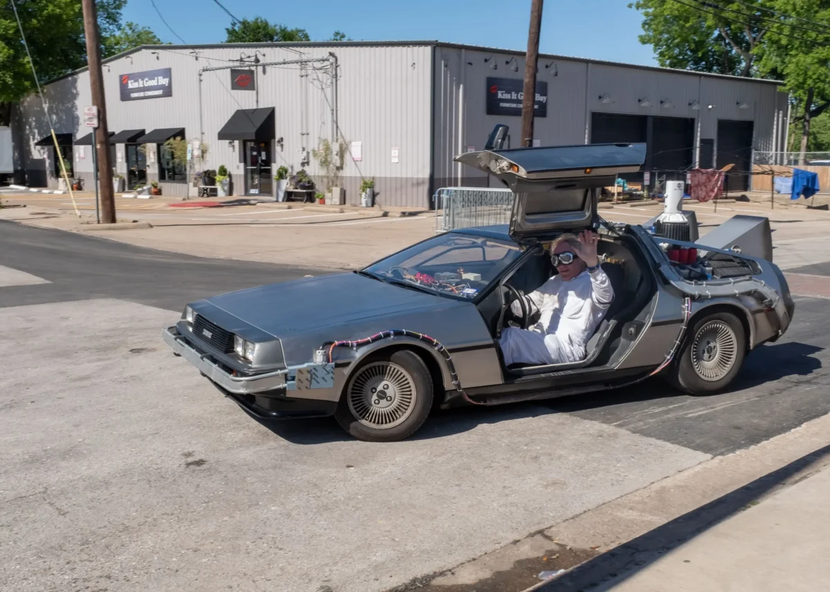 auto jako stroj času z legendárního filmu Návrad do budoucnosti