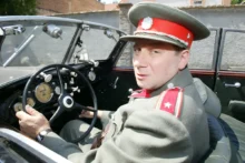 Četnické humoresky, Tomáš Töpfer sedí v autě.