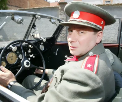 Četnické humoresky, Tomáš Töpfer sedí v autě.