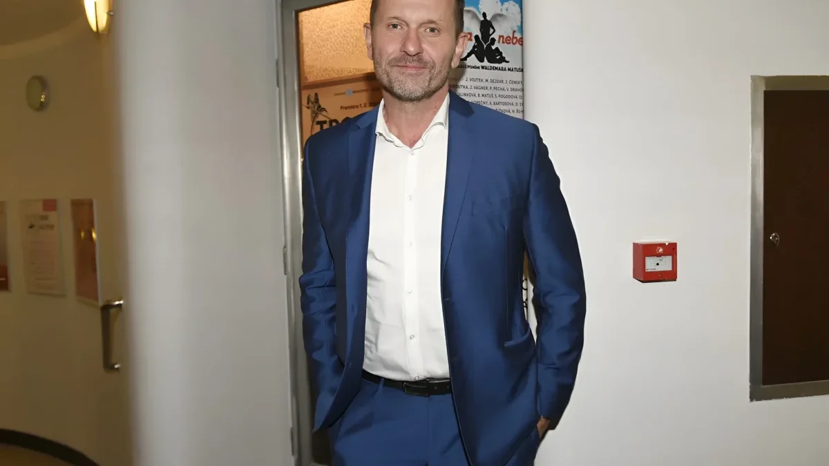 Jaromír Soukup stojí u zdi.